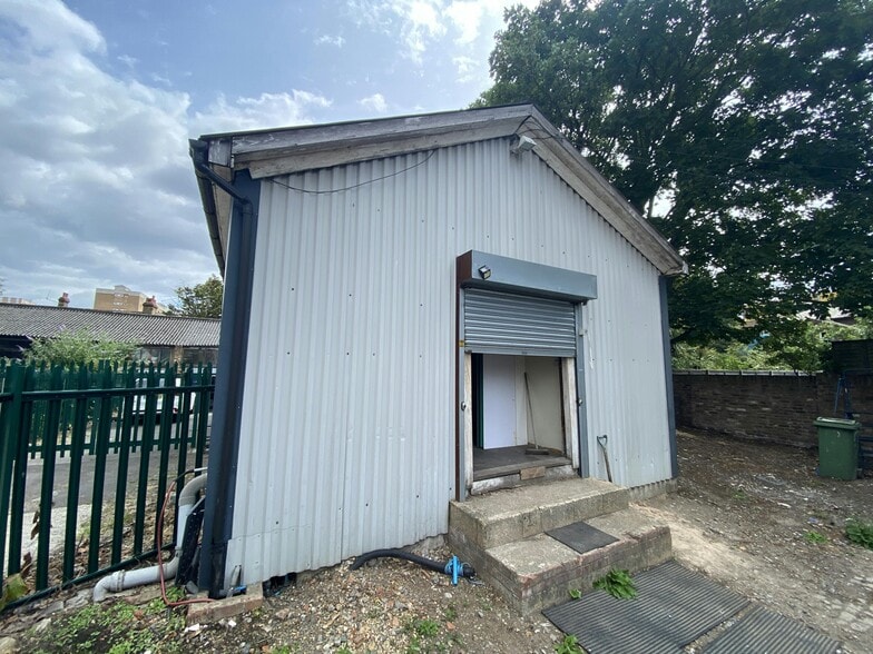 Unit 20A,20B &20C Hanworth Road portfolio of 3 properties for sale on LoopNet.com - Building Photo - Image 3 of 7