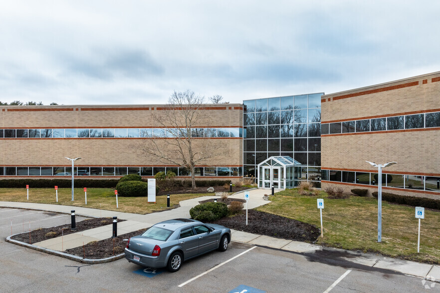 2 Edgewater Dr, Norwood, MA for lease - Building Photo - Image 1 of 2