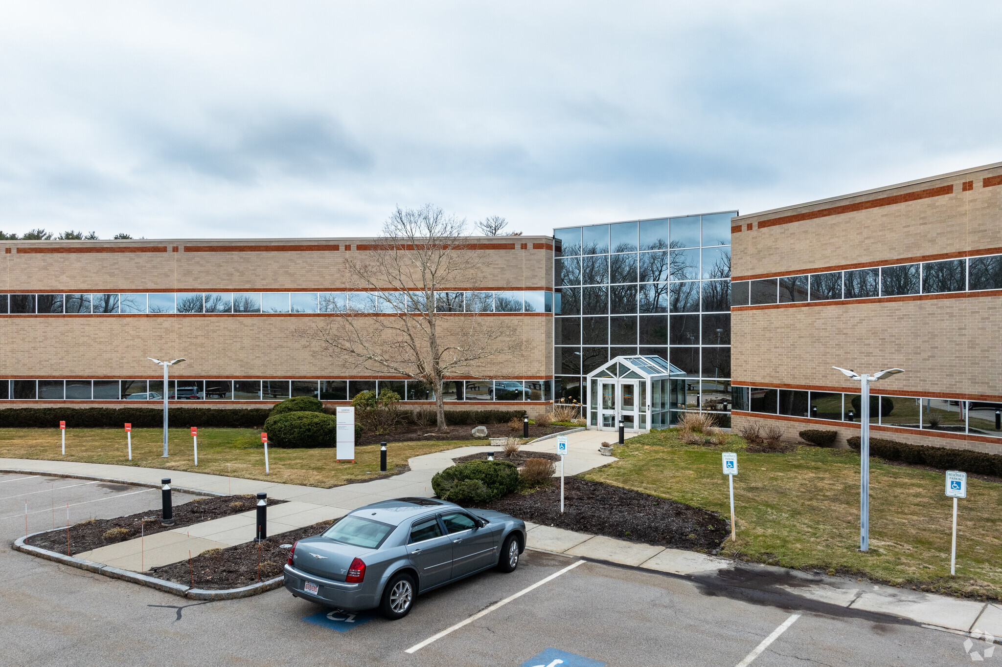 2 Edgewater Dr, Norwood, MA for lease Building Photo- Image 1 of 3