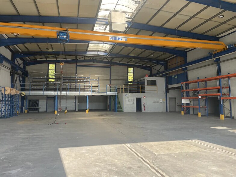 483 Rue Du Marais, Challes-les-Eaux for lease - Interior Photo - Image 2 of 6