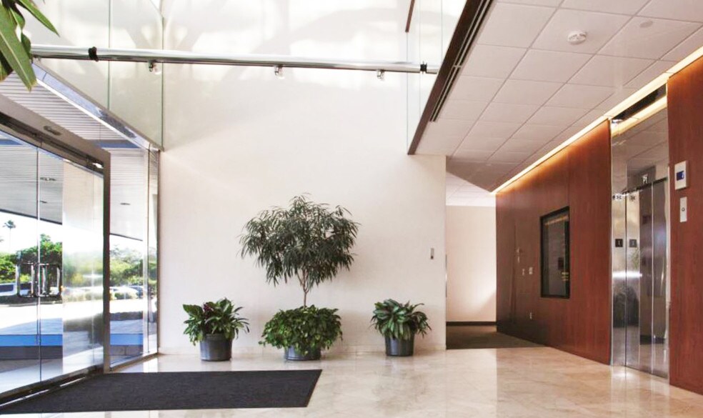 13577 Feather Sound Dr, Clearwater, FL 33762