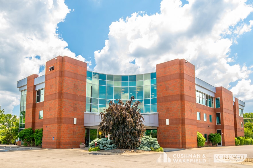701 White Pond Dr, Akron, OH for lease - Building Photo - Image 1 of 9