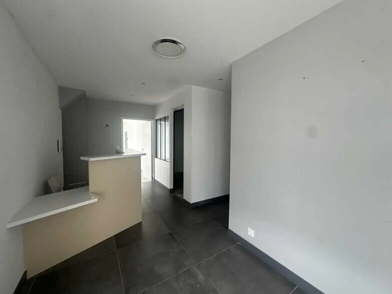 Retail in Bordeaux for lease - Interior Photo - Image 2 of 8