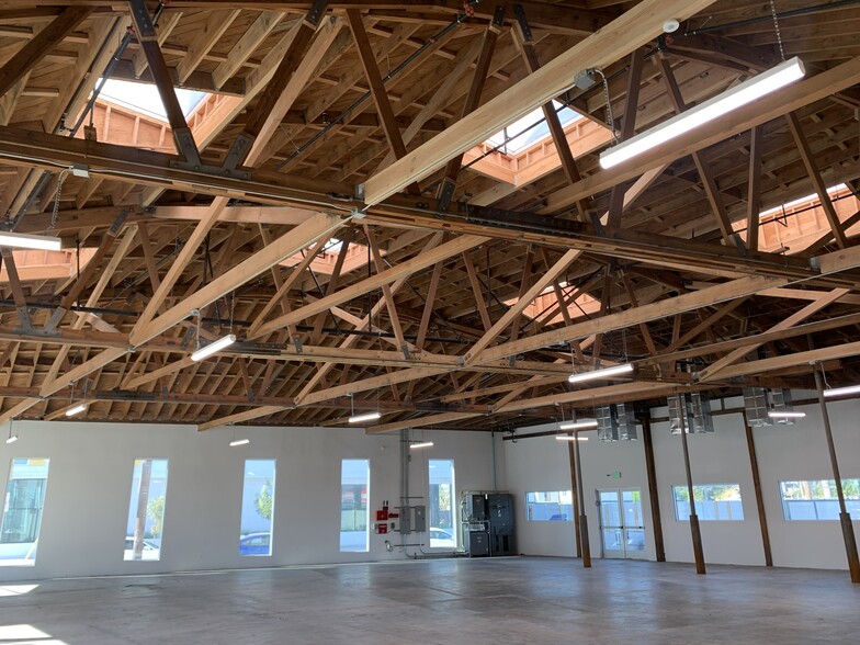 5075 W Adams Blvd, Los Angeles, CA for lease - Building Photo - Image 3 of 8