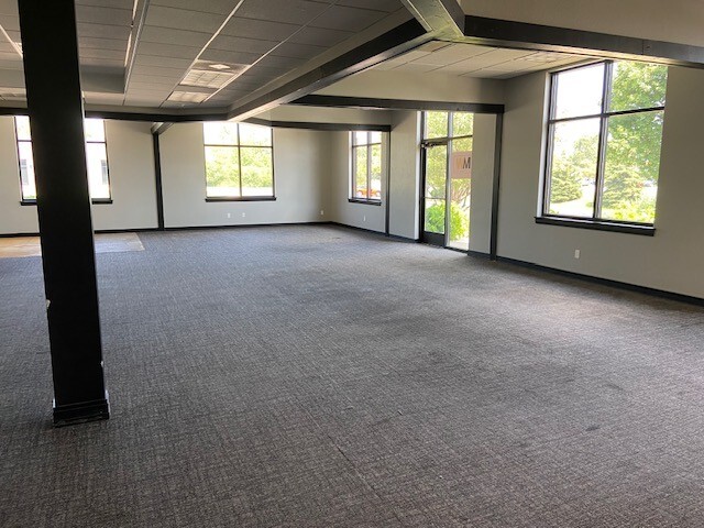 2021 N Casaloma Dr, Appleton, WI for lease - Building Photo - Image 3 of 5