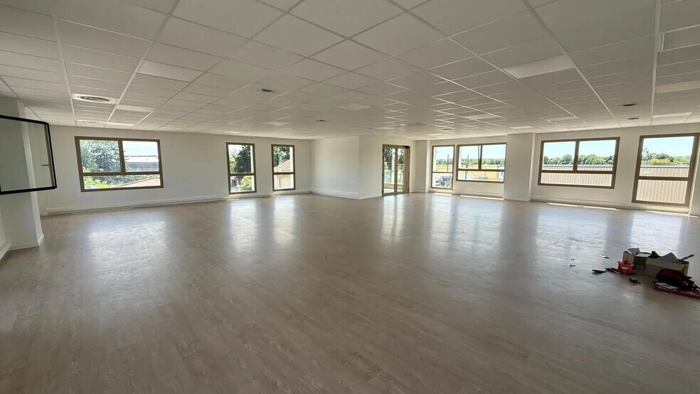 Flex in Tossiat for lease - Building Photo - Image 2 of 13