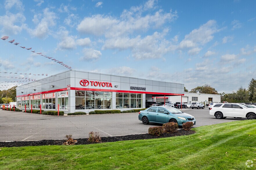 370 Oakwood Rd, Huntington Station, NY for sale - Primary Photo - Image 1 of 1