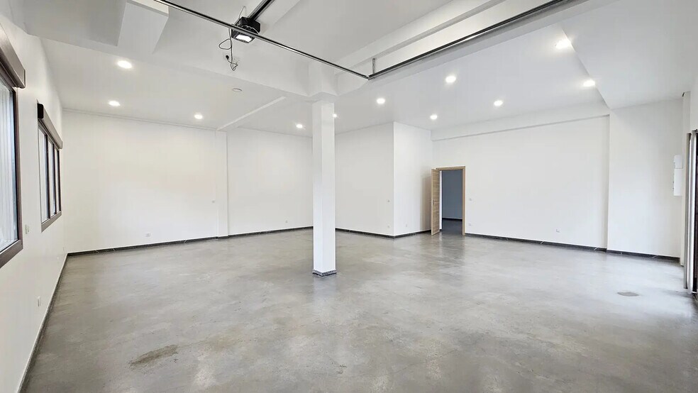 Flex in Limeil-Brévannes for lease - Interior Photo - Image 1 of 17