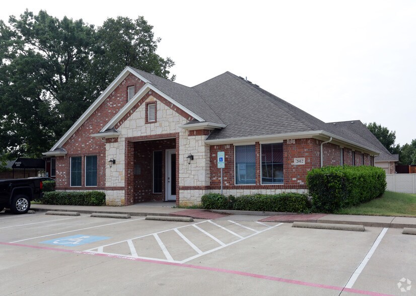 2012 Bedford Dr, Bedford, TX for sale - Primary Photo - Image 1 of 1