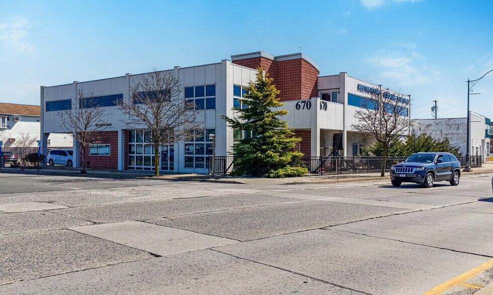 670 Long Beach Blvd, Long Beach, NY for sale - Building Photo - Image 3 of 9