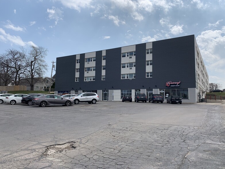 2863-2867 S Kinnickinnic Ave, Milwaukee, WI for lease - Building Photo - Image 1 of 1