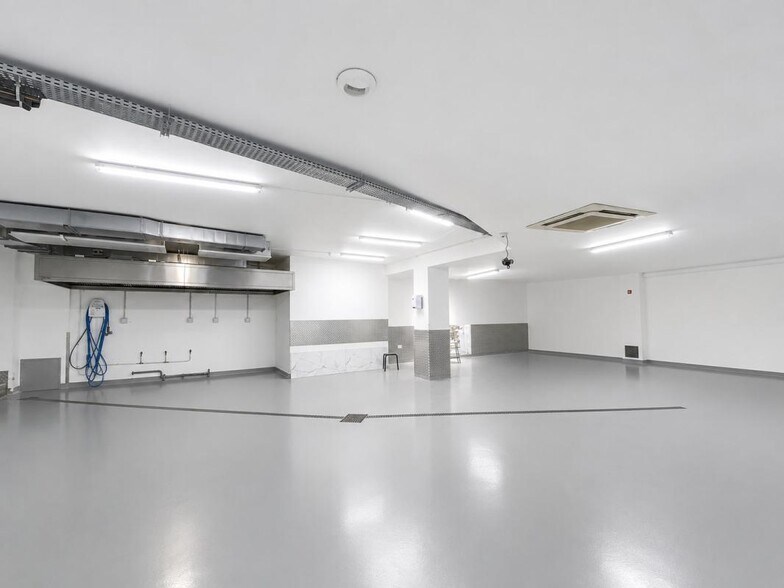 Retail in Paris for lease - Building Photo - Image 1 of 6