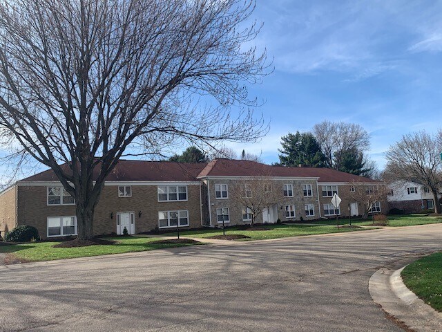 7155 Starcliff Ave Northwest, North Canton, OH for sale - Primary Photo - Image 1 of 1