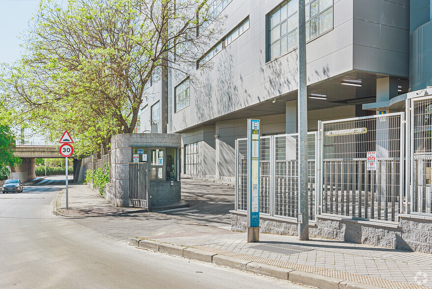 Avenida Rosales, 42, Madrid, Madrid for lease - Building Photo - Image 3 of 49