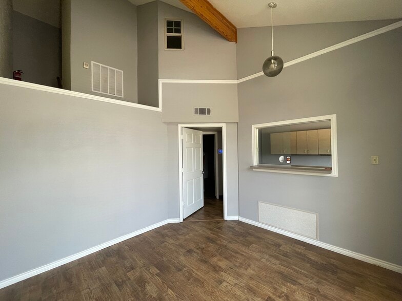 4234 N Interstate 35, Denton, TX for lease - Building Photo - Image 2 of 17