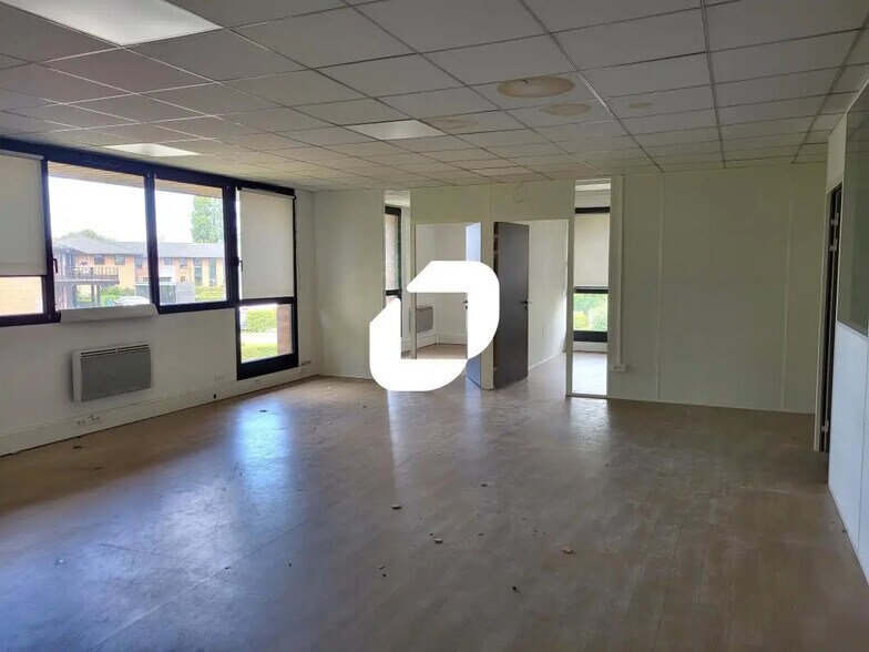 Office in Lezennes for lease - Building Photo - Image 2 of 7