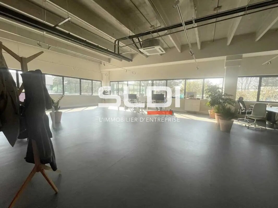 Flex in CHAMPAGNE-AU-MONT-D'OR for lease Building Photo- Image 1 of 6