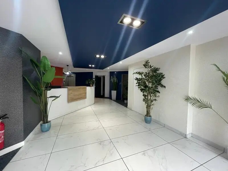 Office in Levallois-Perret for lease Lobby- Image 1 of 2