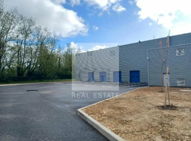 Industrial in LES ECHETS for lease - Building Photo - Image 1 of 4