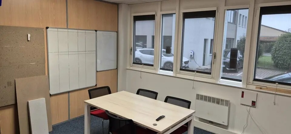 Office in Bron for lease - Interior Photo - Image 2 of 5