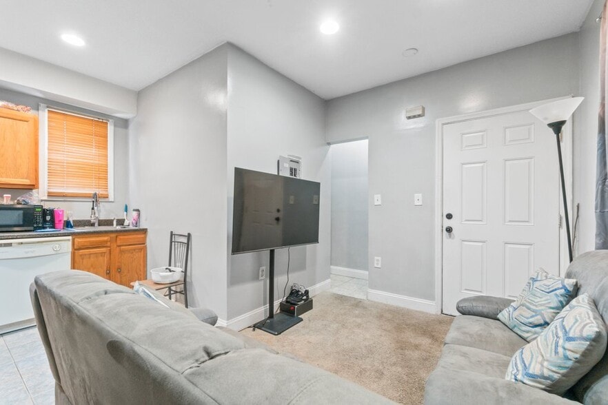 702 Homestead St, Baltimore, MD for sale - Building Photo - Image 3 of 38