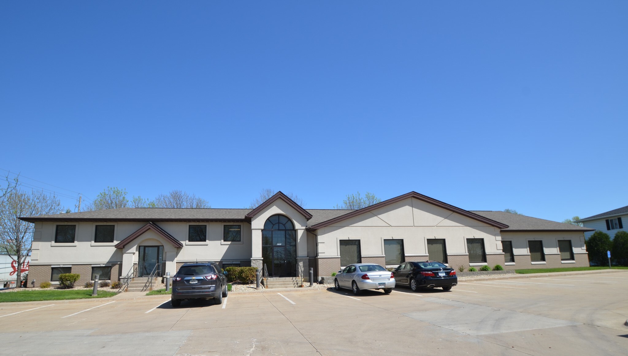 4090 21st Ave SW, Cedar Rapids, IA for sale Primary Photo- Image 1 of 1