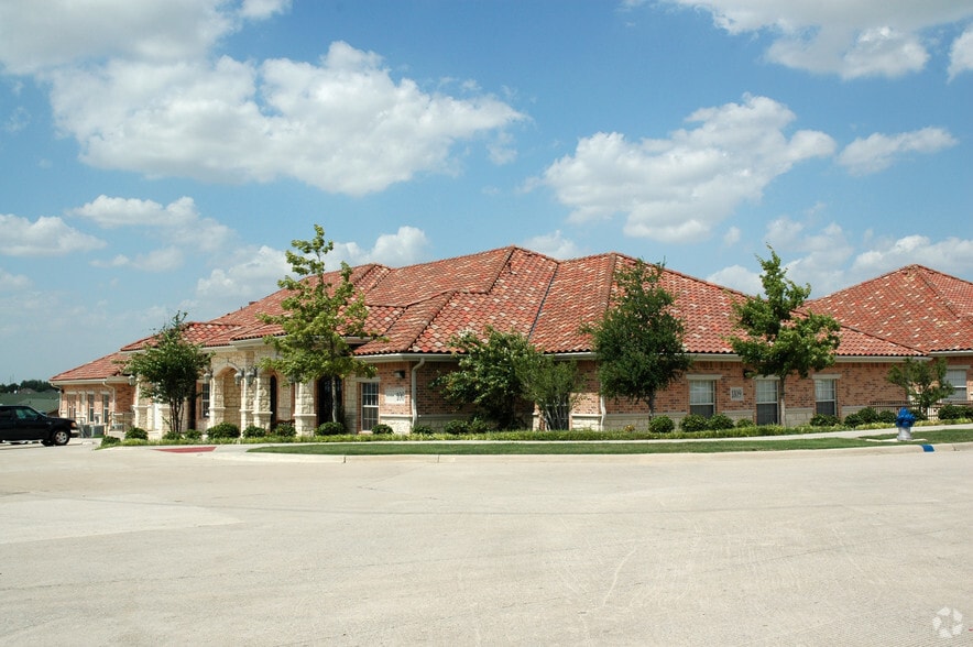 1809 Golden Trail Ct, Carrollton, TX for lease - Primary Photo - Image 1 of 4