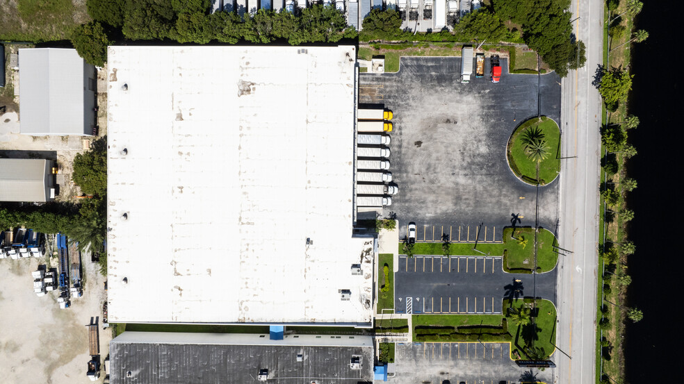 12950 NW South River Dr, Miami, FL for lease - Building Photo - Image 3 of 3