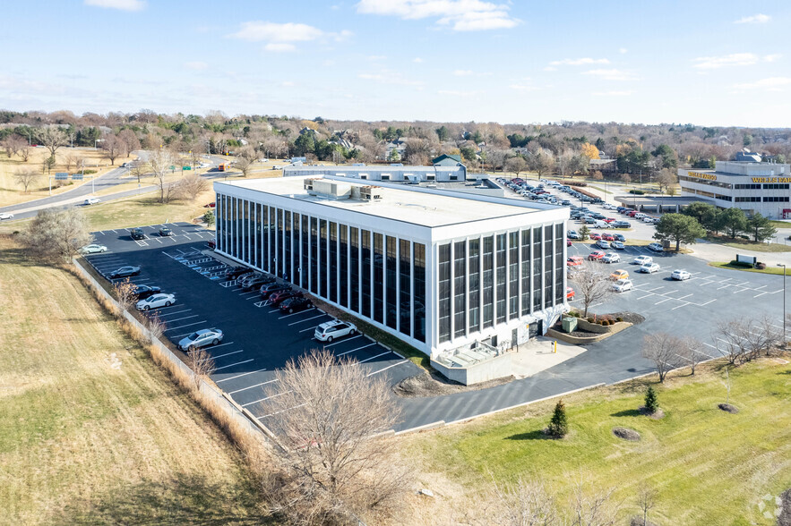 10040 Regency Cir, Omaha, NE for lease - Building Photo - Image 3 of 6