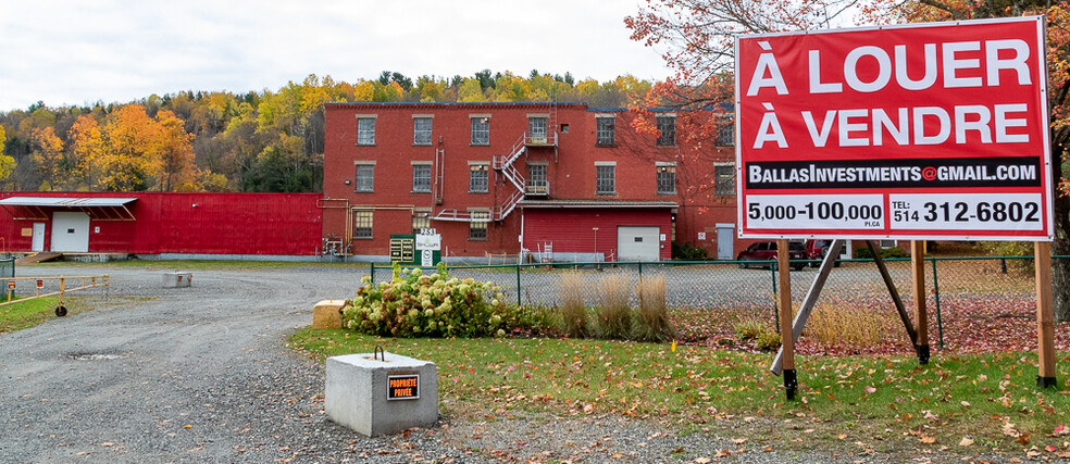 253 Rue Michaud, Coaticook, QC for lease - Building Photo - Image 1 of 19