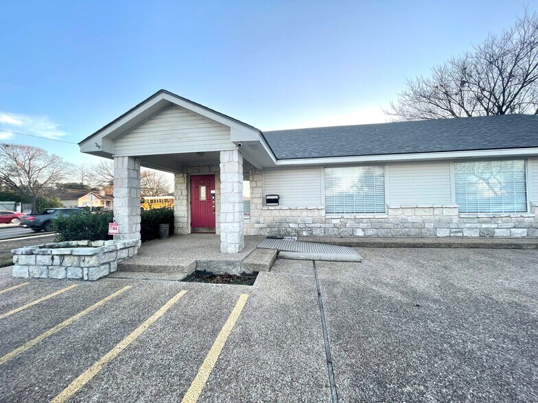 3001 W Waco Dr, Waco, TX for sale - Building Photo - Image 1 of 1