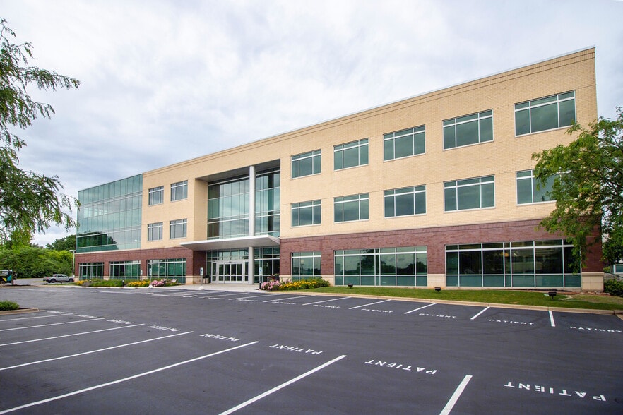 N14W23800 Stone Ridge Dr, Waukesha, WI for lease - Building Photo - Image 2 of 17