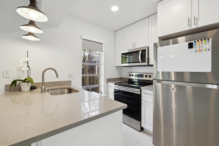 410 SE 13th St, Fort Lauderdale, FL for sale - Interior Photo - Image 3 of 17