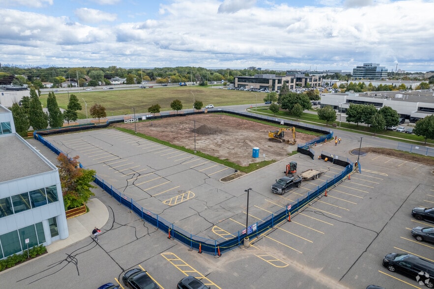 2350 Bristol Cir, Oakville, ON for lease - Primary Photo - Image 1 of 3