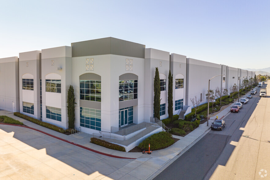 11751 Industry Ave, Fontana, CA for lease - Primary Photo - Image 1 of 4