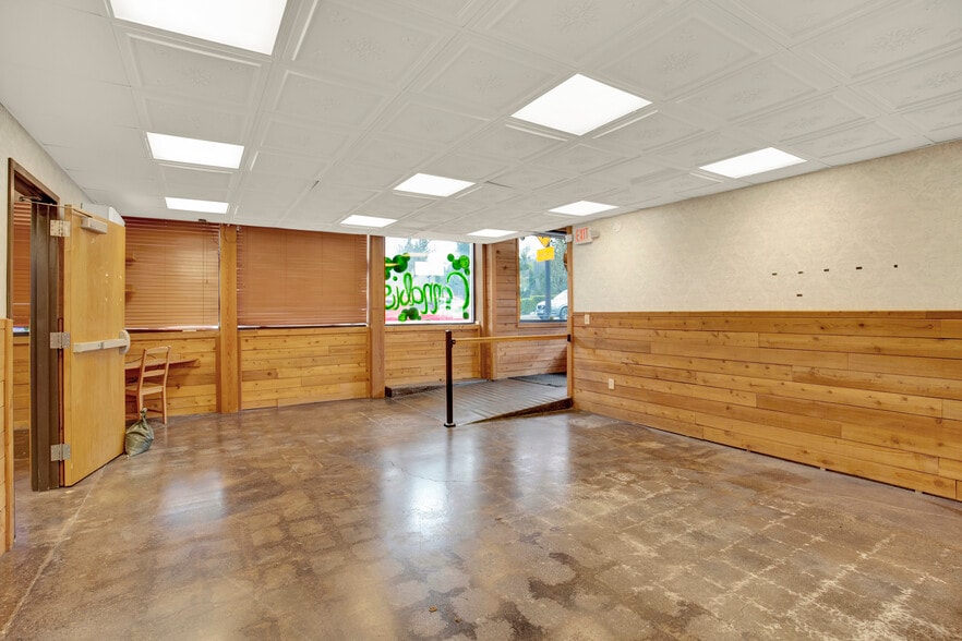 222 Molalla Ave, Oregon City, OR for sale - Interior Photo - Image 2 of 9