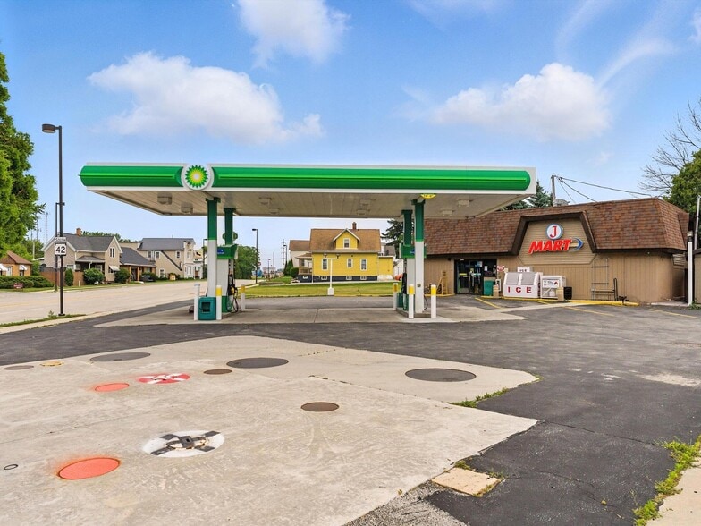 2420 Calumet Dr, Sheboygan, WI for sale - Building Photo - Image 2 of 9