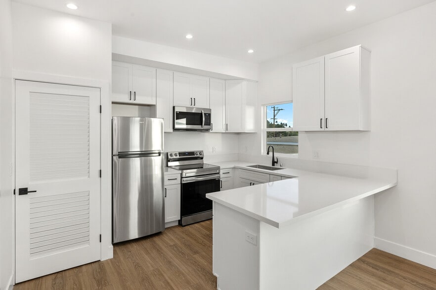 4821-25 Iroquois Ave ave, San Diego, CA for sale - Building Photo - Image 2 of 6