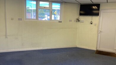 47 Desborough Av, High Wycombe for lease Interior Photo- Image 1 of 2