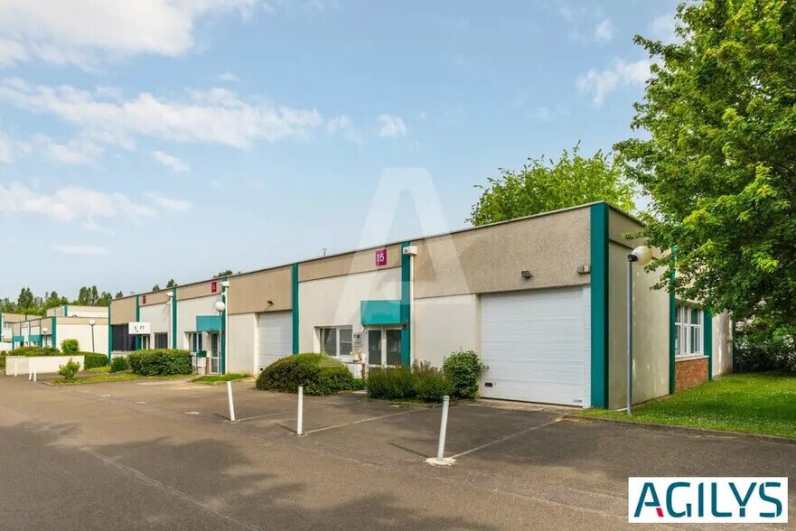 Office in Trappes for lease - Building Photo - Image 2 of 4