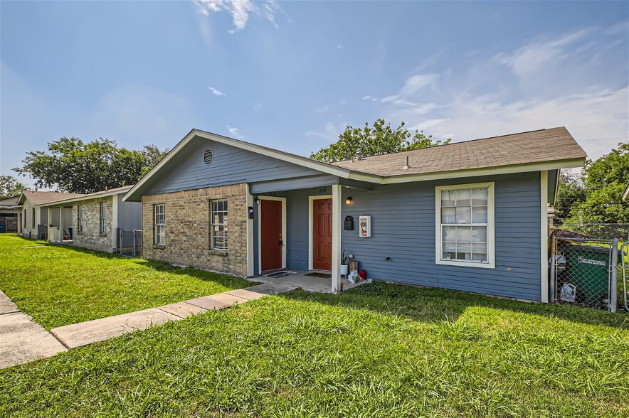 Olmos Drive Duplexes portfolio of 2 properties for sale on LoopNet.com - Building Photo - Image 3 of 25