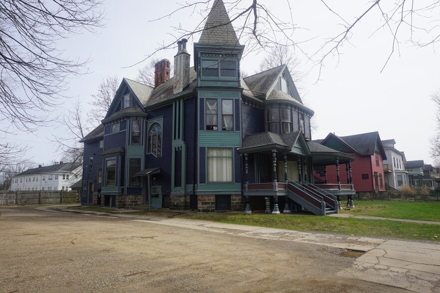 324 Stuart Ave, Kalamazoo, MI for sale - Primary Photo - Image 1 of 14