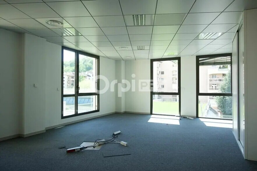 Office in Lyon for lease - Interior Photo - Image 3 of 9