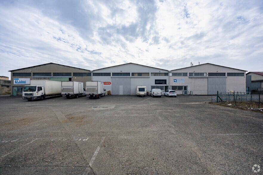 Flex in Décines-Charpieu for lease - Building Photo - Image 2 of 2