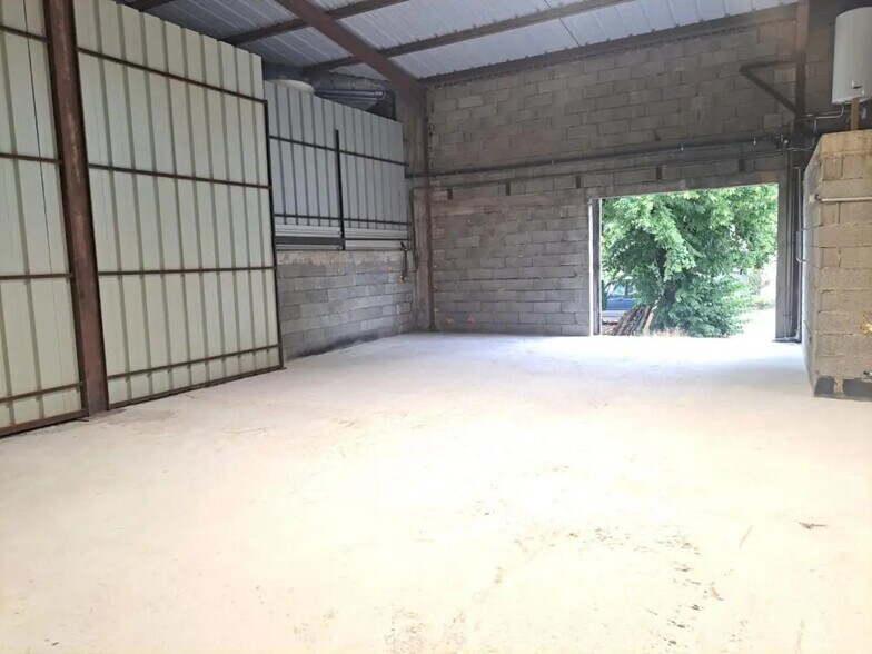 Flex in LE PLAN-DE-GRASSE for lease - Interior Photo - Image 1 of 4