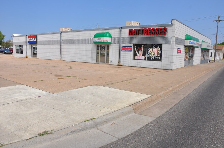 211-213 Pine St, Monticello, MN for sale - Building Photo - Image 1 of 1