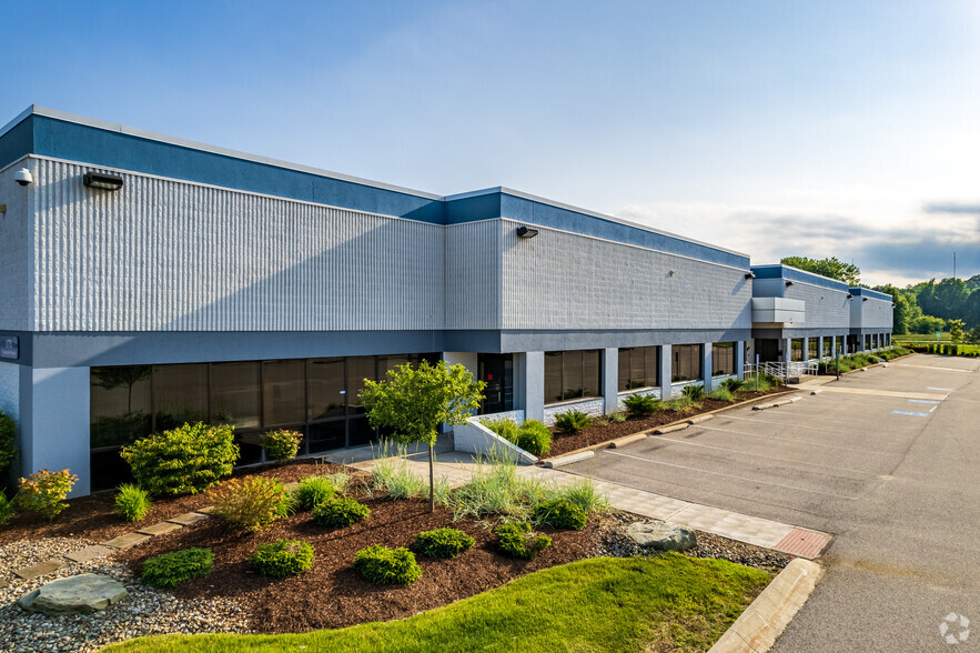 6770 Southpointe Pky, Brecksville, OH for lease - Building Photo - Image 1 of 12