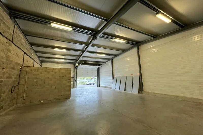 Flex in Lunel for lease - Interior Photo - Image 2 of 4