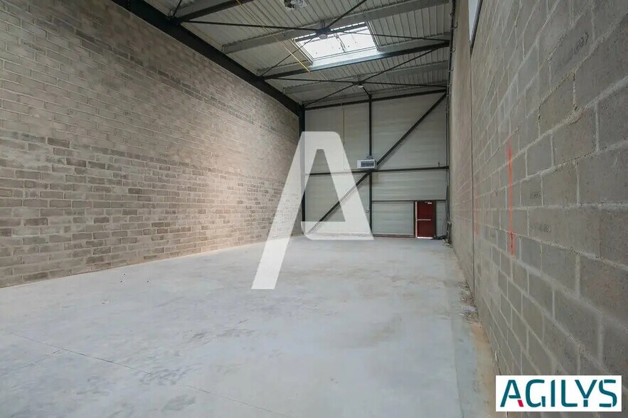 Flex in Saint-Pierre-du-Perray for lease - Interior Photo - Image 1 of 7