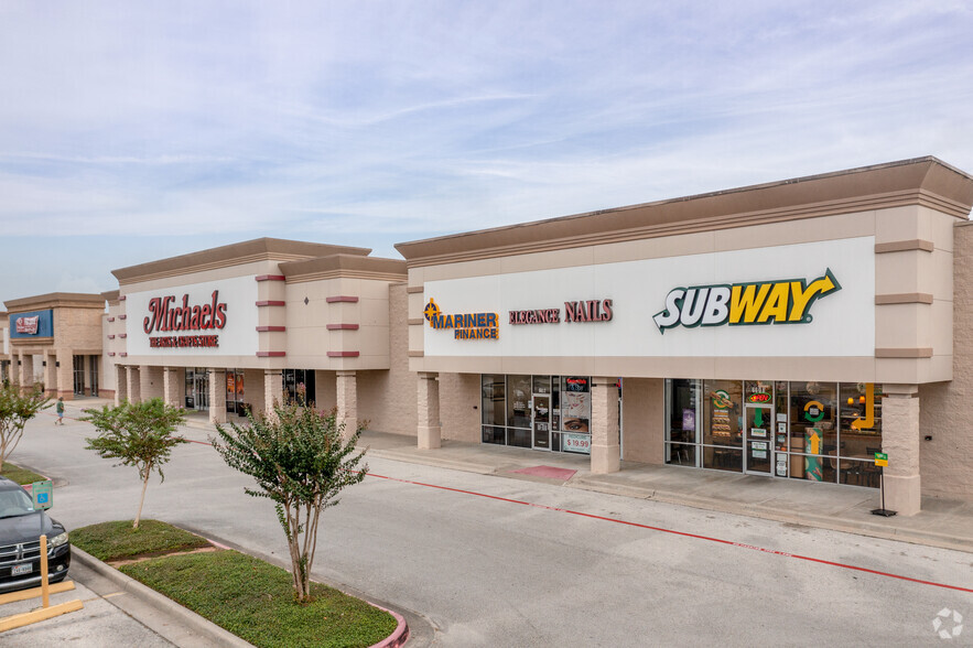 6608-6614 Garth Rd, Baytown, TX for lease - Building Photo - Image 1 of 9